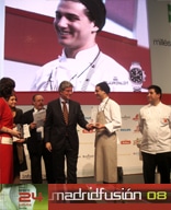 Julio Barbé Jefe de Cocina de Medems Catering gana el 1er Premio del IV Concurso de Tapas de Diseño con su receta «Tataki de buey, caldo de pimientos del padrón y wasabi blanco» Madrid Fusión 24 enero 2008